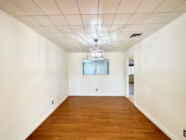 Building Photo - CHARLESTON HEIGHTS