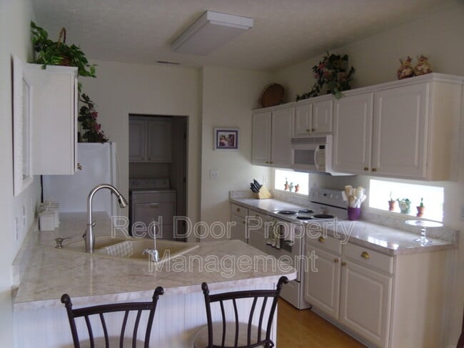 Building Photo - 679 Mountain Pine Dr