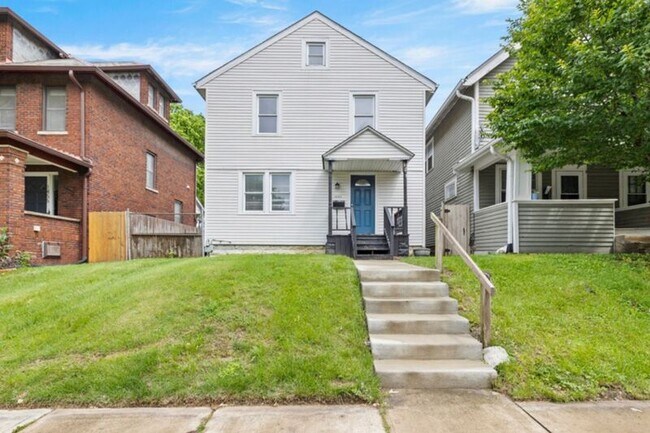 Building Photo - 1452 Summit St