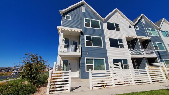 Building Photo - 1043 E Batten Ct