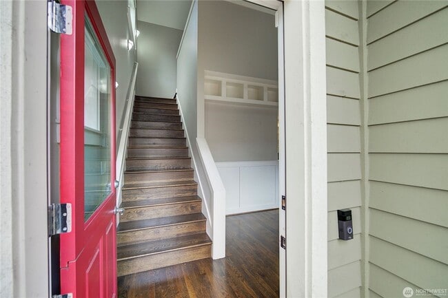 Building Photo - 2Bd/1.75Ba Seattle Home