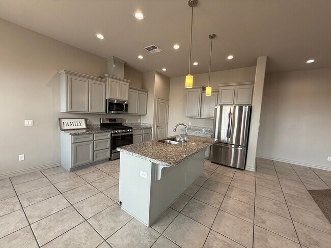 Foto del edificio - 4 Bedroom in Villa Chaparral!