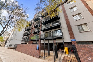 Building Photo - 1220 N La Salle Dr