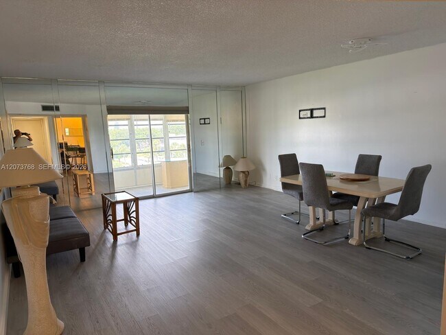 Foto del edificio - 4851 NW 21st St