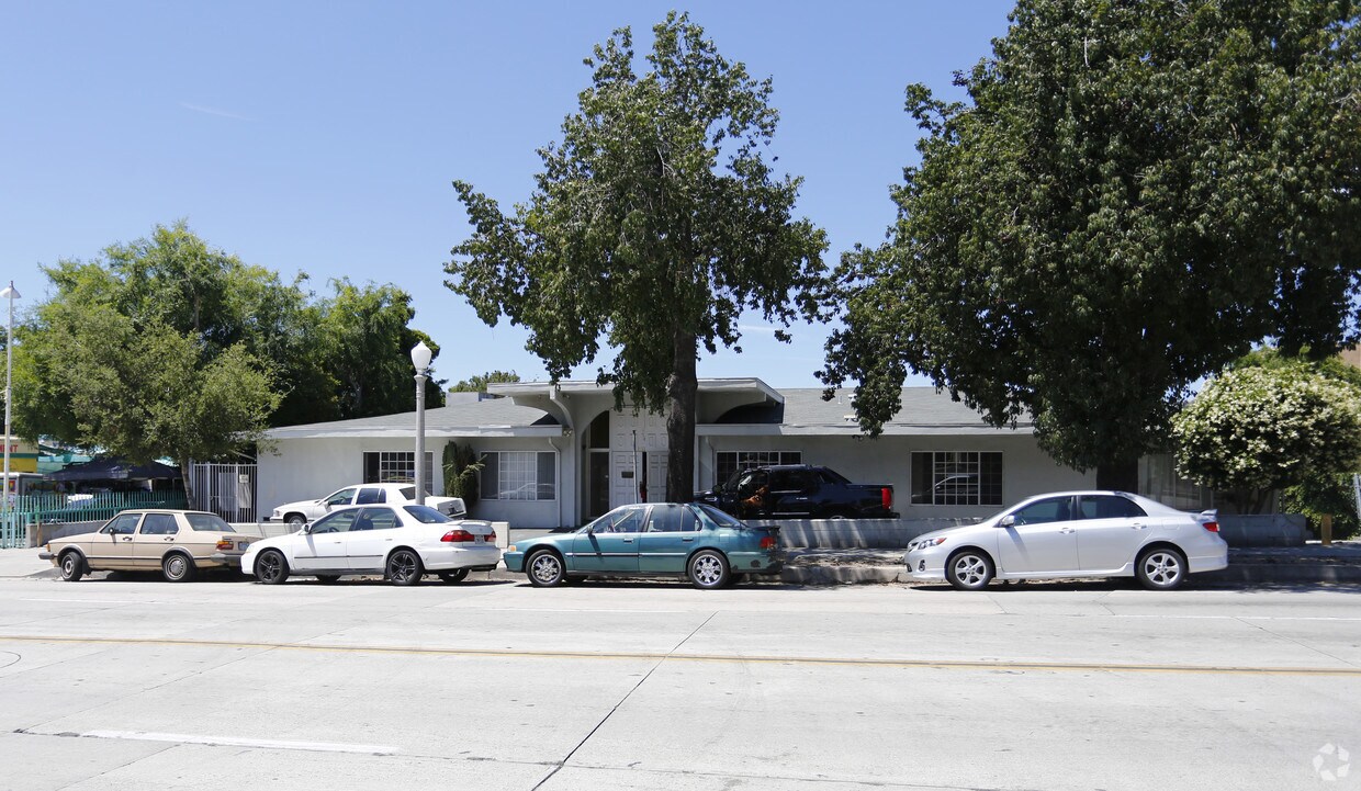 Edificio - 1577 N Fair Oaks Ave