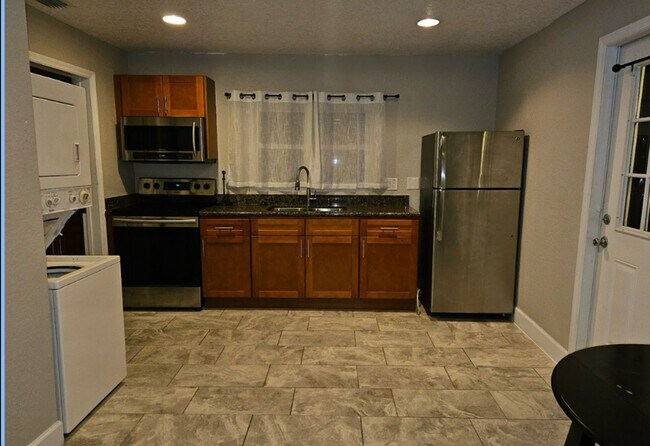 Building Photo - 1 BEDROOM / 1 BATHROOM GARAGE APARTMENT