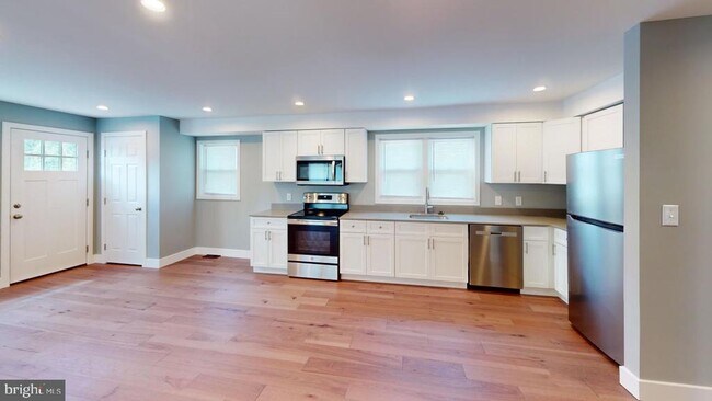 Building Photo - 241 E Rosedale Ave