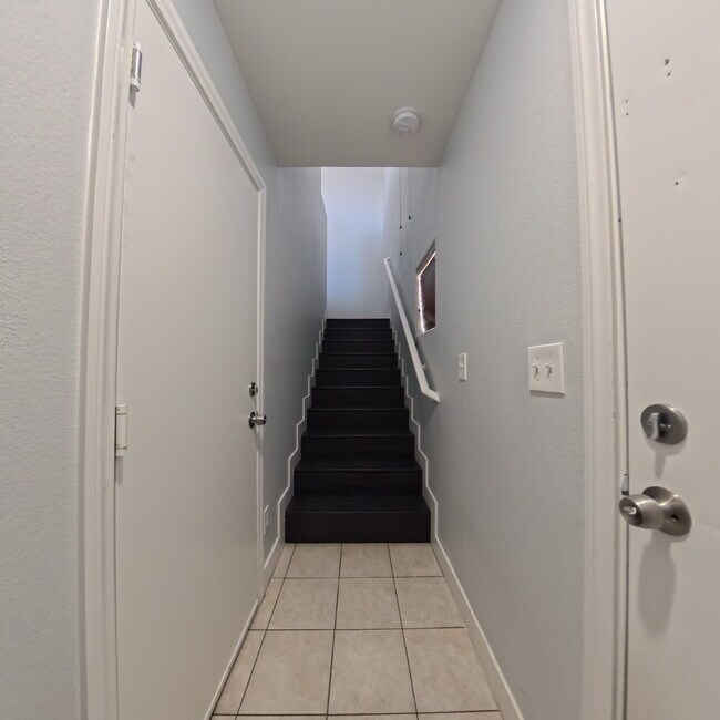 Foto del edificio - Spacious 2-bed 2-bath with Attached Car Garage at Tripoly!