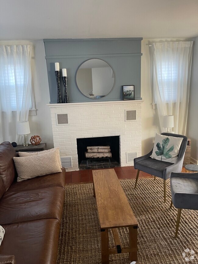 Apartments For Rent in Williamsburg, PA with Hardwood Floors 1