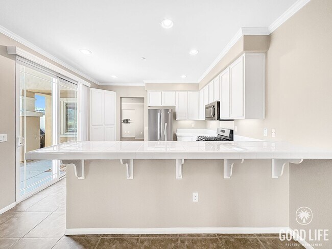 Building Photo - Stunning 3BD/3BA Townhouse in San Marcos W...