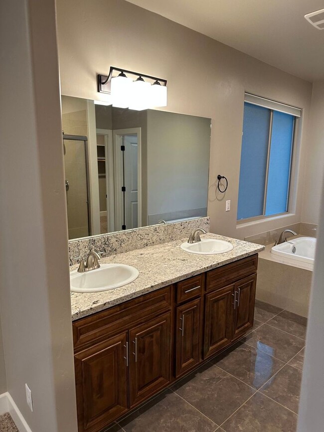 Building Photo - 4 Bedroom 2.5 Bath Foresthill rental oppor...