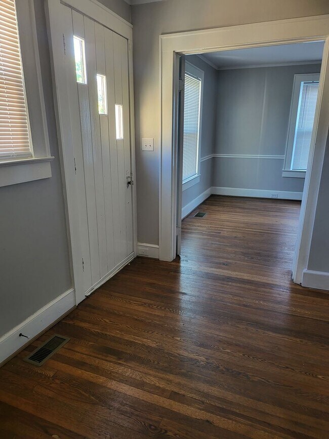 Building Photo - Newly Remodeled 3 Bedroom 2 Bath home in D...