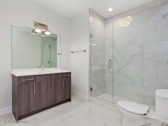 Foto del edificio - 825 E 61st St