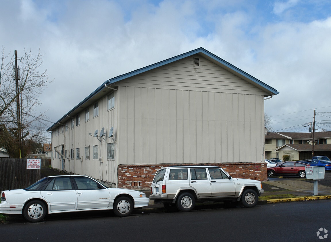Building Photo - Maple Court