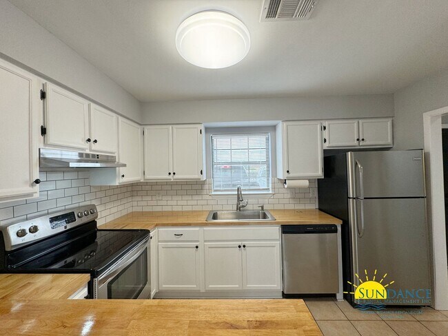 Building Photo - Great Location, Fully Renovated Townhouse!