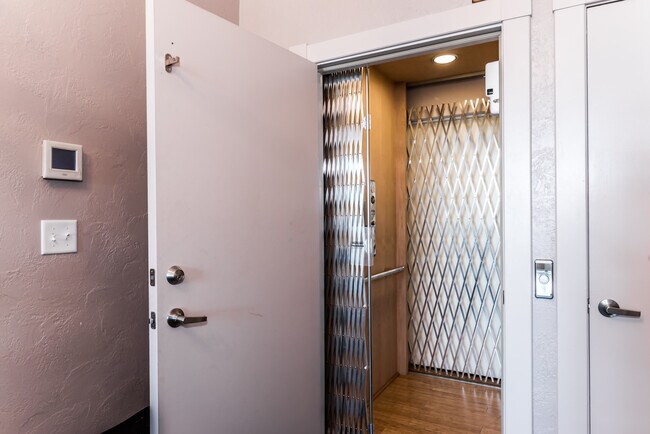 El ascensor se abre al vestíbulo. - 612 Hull St