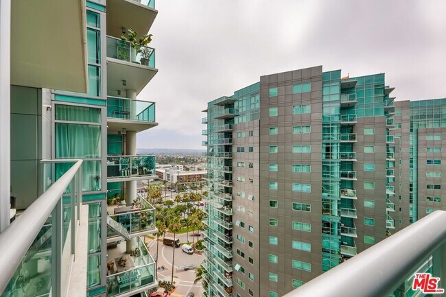 Foto del edificio - 13700 Marina Pointe Dr
