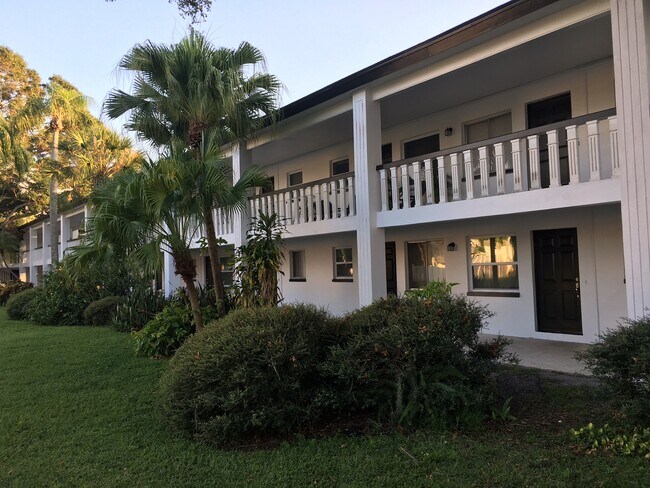 Foto del edificio - 122-3700 Haines Rd N
