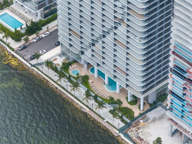 Foto del edificio - 700 NE 24th St