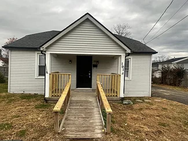 Photo - 101 Elm St (Z4)- House