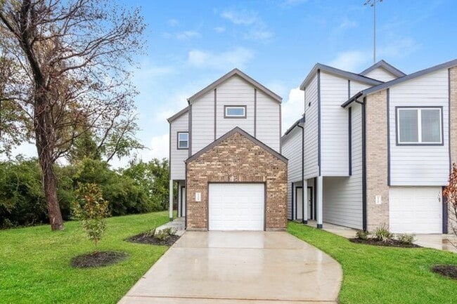 Building Photo - 15364 Estrella Rd E