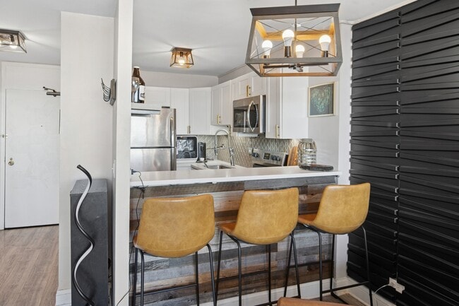 Building Photo - 5455 N Sheridan Rd