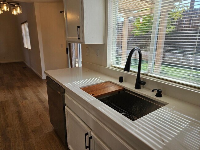 Building Photo - 2112 Carpinteria Dr