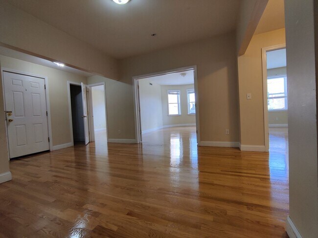 Building Photo - Desirable BU Location, Steps from South Campus, Large bedrooms, Eat-in Kitchen, Deck, Laundry