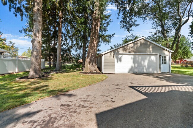 Foto del edificio - 124 Phillips Ave