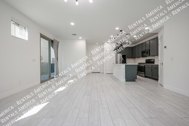 Building Photo - Heritage Crossing! 3 bdrm 2.5 bath