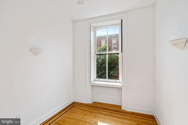 Building Photo - 329 S 17th St