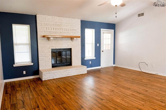 Building Photo - 5526 Russell Dr