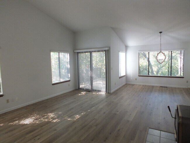 Foto del edificio - Cameron Park 2/2 1600 sf hidden gem!