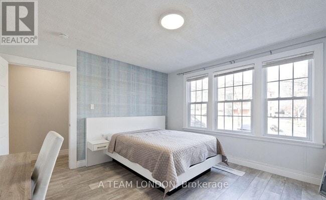 Building Photo - 389 Dufferin Ave