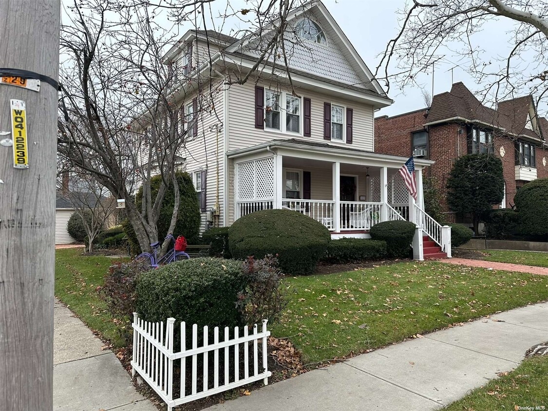 Primary Photo - 183 Roslyn Rd