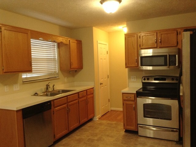 Building Photo - 3000 S Waterford Ct
