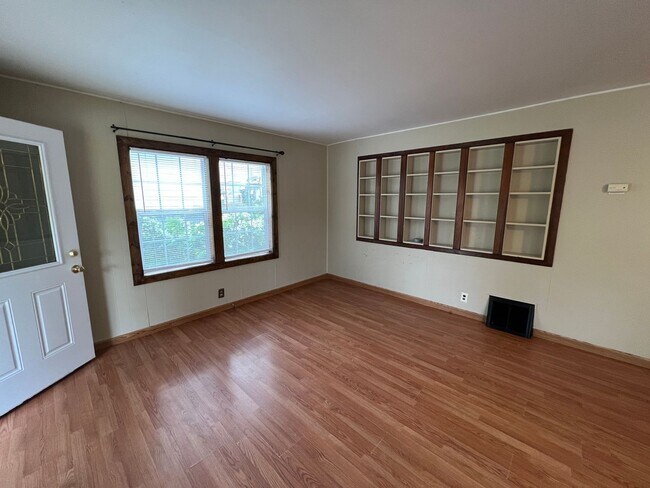 Foto del edificio - Available Mid-May 4 Bedroom / 1.5 Bathroom for Rent