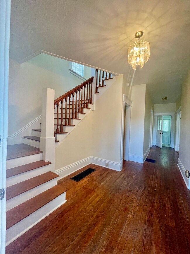 Building Photo - Spacious 3 Bed/2 Bath Home Minutes from Do...