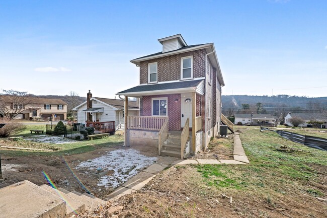 Building Photo - MOVE IN READY! Modern & Cozy 3 Bedroom 1 1...