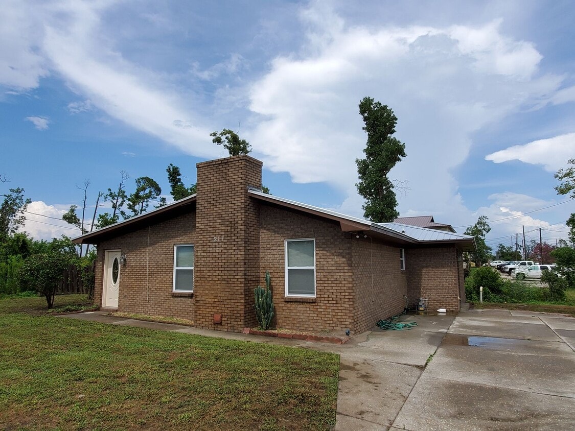 Foto principal - For Lease - Spacious 3 BR|1 BA Home, 10 Mi...