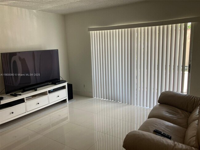 Foto del edificio - 10802 N Kendall Dr