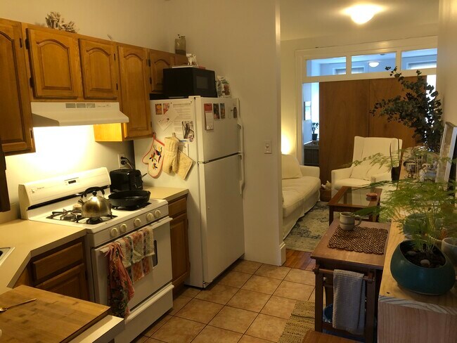 Kitchen - 854 Manhattan Ave