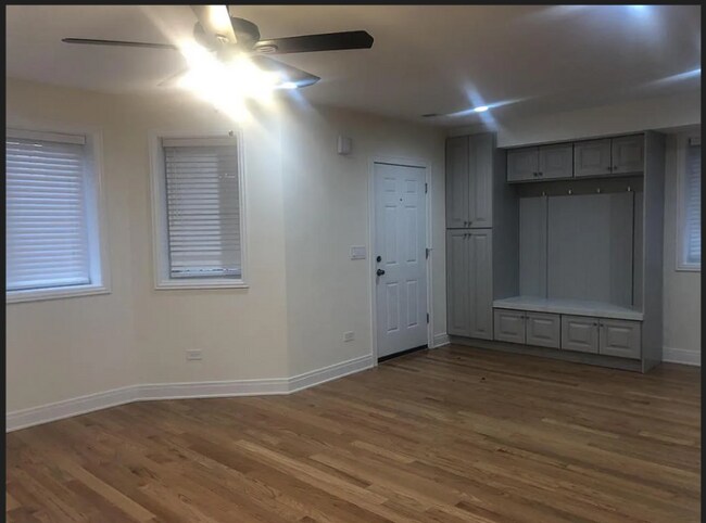 Foto del edificio - 2505 N Hamlin Ave