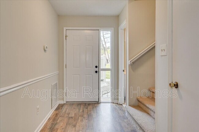 Building Photo - 1637 Goshen C