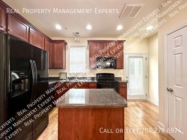 Building Photo - Wonderful 2BR/2.5BA Townhouse in Highland ...