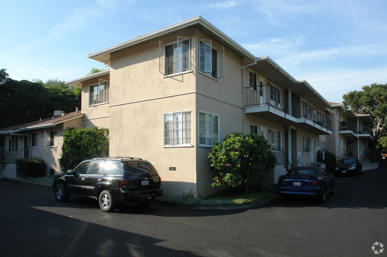 Building Photo - 1721 Chapala St
