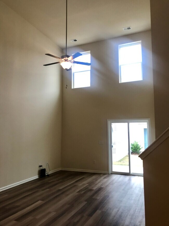 Foto del edificio - BEAUTIFUL! 4 Bedrooms/3.5 baths in Wild Wing. Spacious & Tons of space!