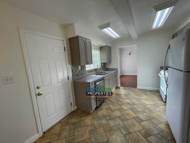 Building Photo - Nice Concord Home with a Beautiful Large Y...
