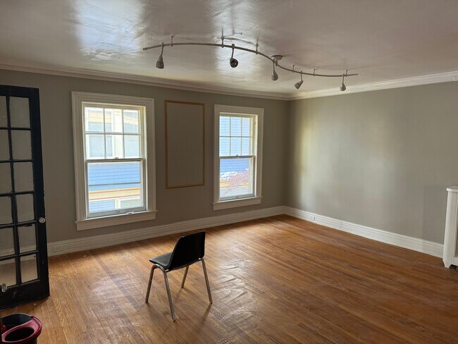 Dining - 2418 Robinwood Ave