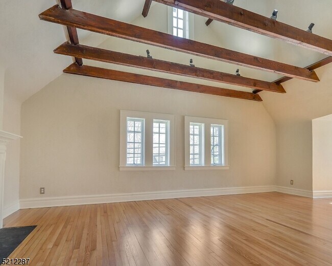 Foto del edificio - 1 Laurel Pl